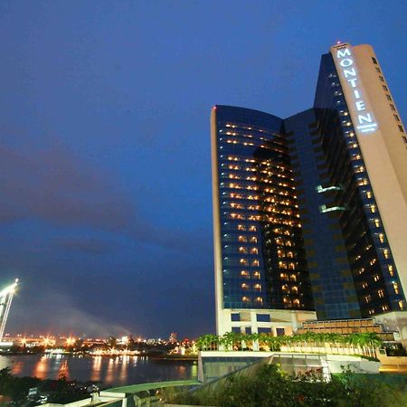 Montien Riverside Hotel Bangkok Luaran gambar The hotel at night