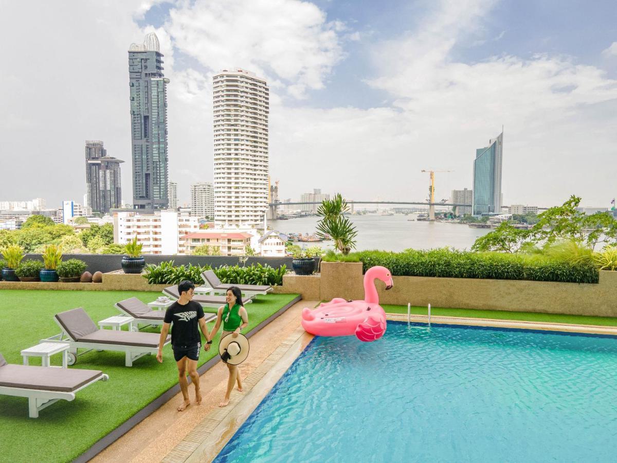 Montien Riverside Hotel Bangkok Luaran gambar The rooftop pool at the hotel