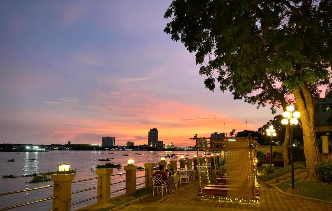 Montien Riverside Hotel Bangkok Luaran gambar Chao Phraya River at dusk