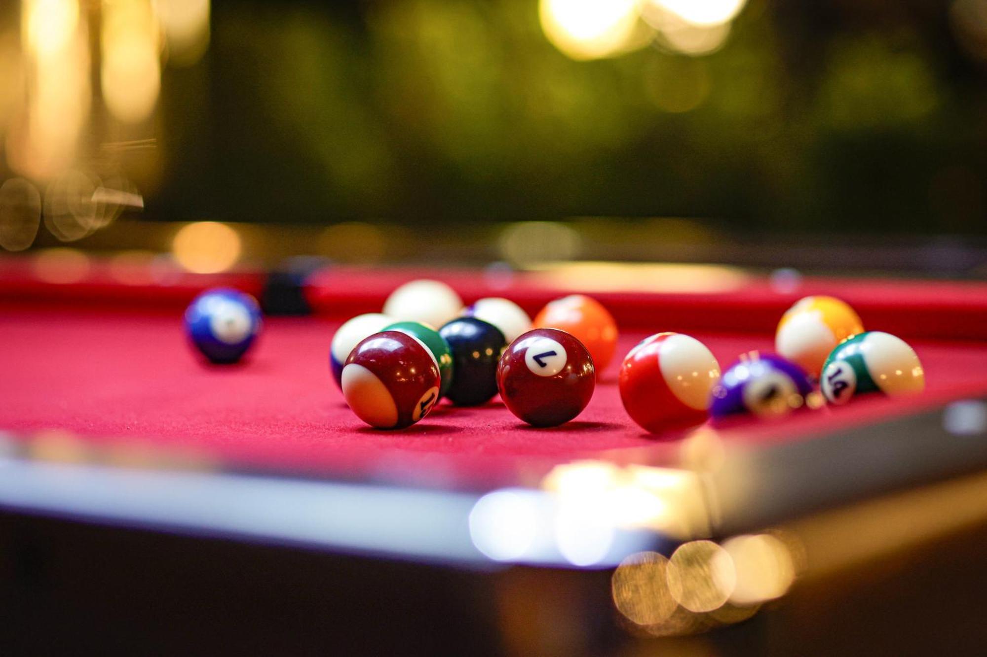 Montien Riverside Hotel Bangkok Luaran gambar Pool balls