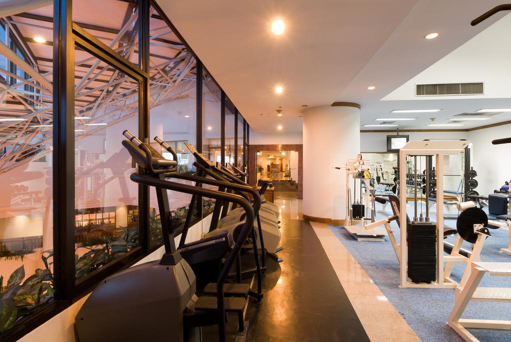 Montien Riverside Hotel Bangkok Luaran gambar The gym at the hotel