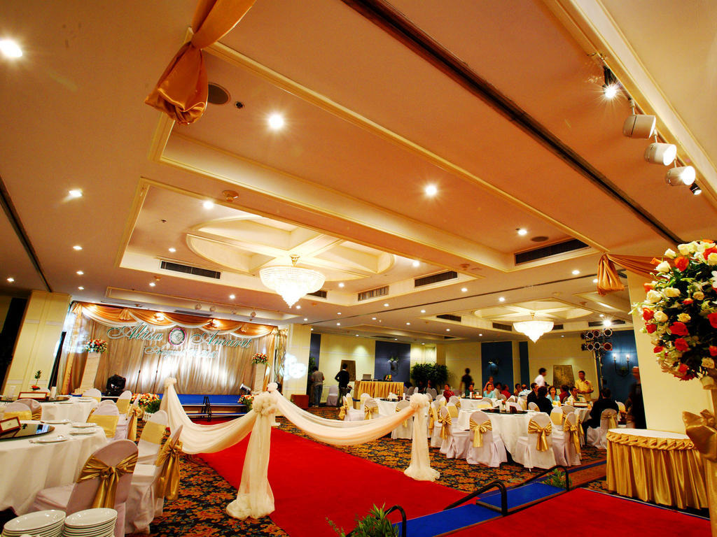Montien Riverside Hotel Bangkok Luaran gambar A wedding reception in a hotel