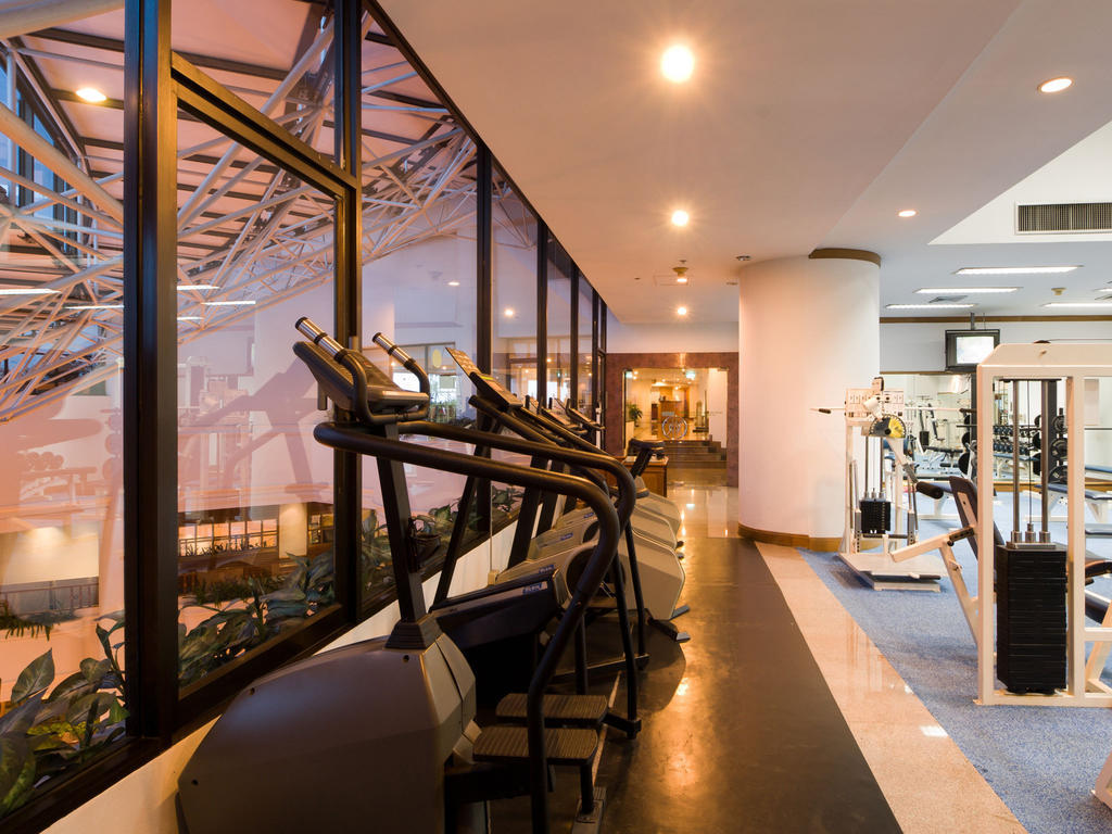 Montien Riverside Hotel Bangkok Luaran gambar The gym at the hotel