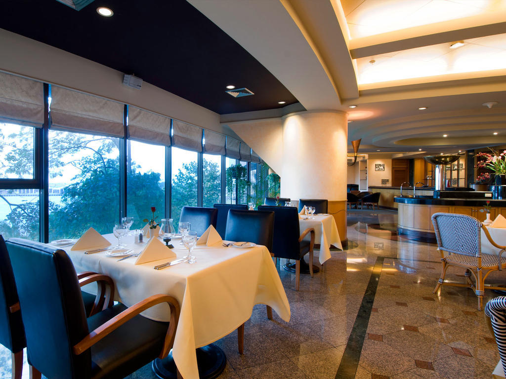 Montien Riverside Hotel Bangkok Luaran gambar The restaurant
