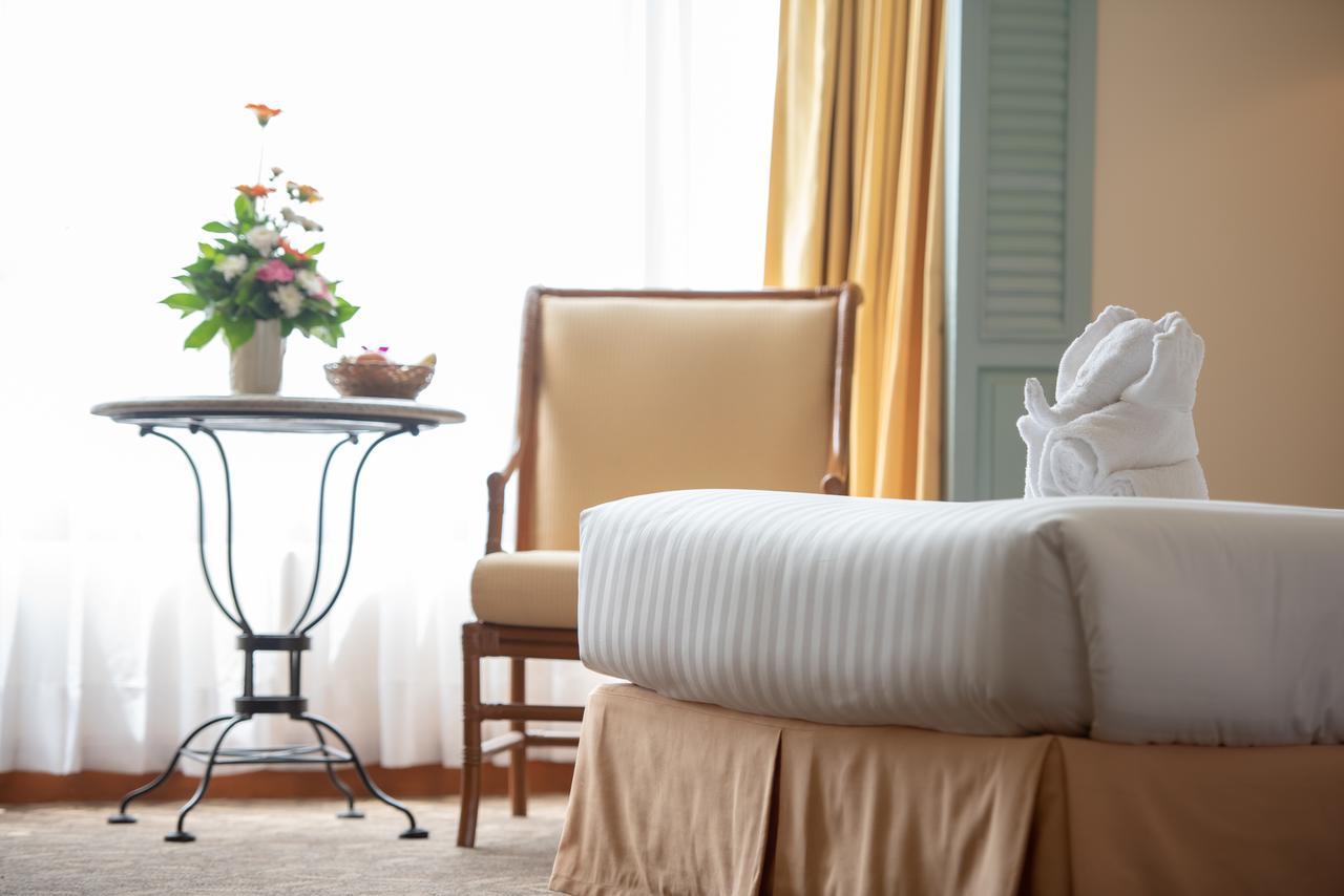 Montien Riverside Hotel Bangkok Luaran gambar A guest room at the hotel