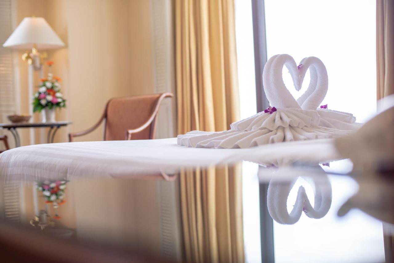 Montien Riverside Hotel Bangkok Luaran gambar Towel swans