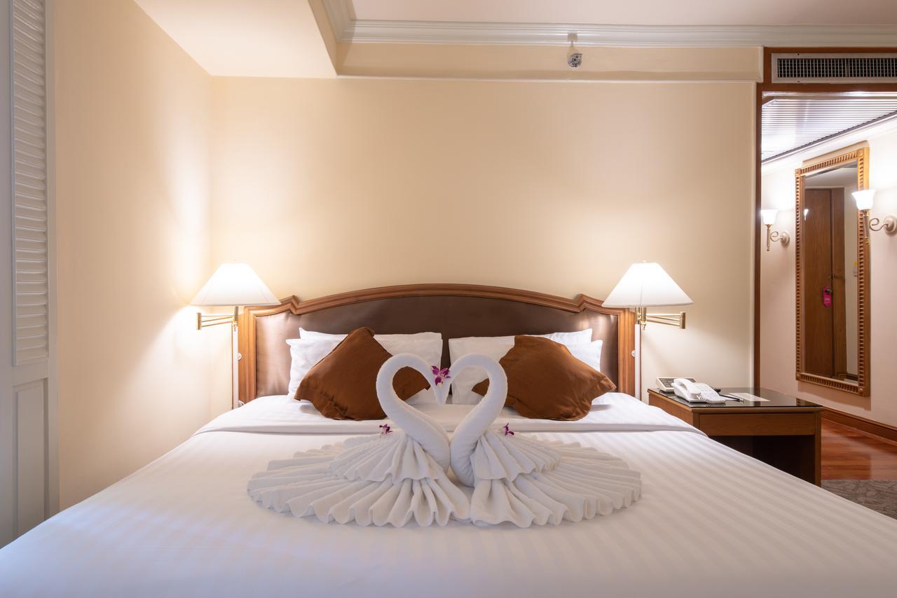 Montien Riverside Hotel Bangkok Luaran gambar A bed with a towel swan