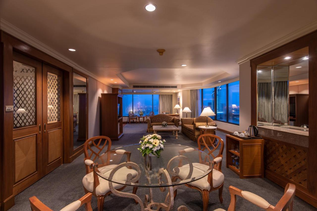 Montien Riverside Hotel Bangkok Luaran gambar A suite at the hotel