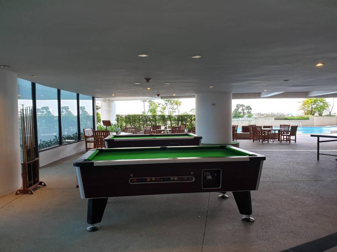 Montien Riverside Hotel Bangkok Luaran gambar Pool table at the pool deck