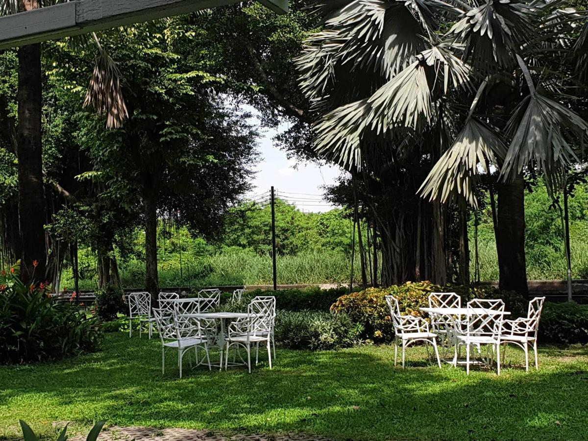 Montien Riverside Hotel Bangkok Luaran gambar The garden of the villa